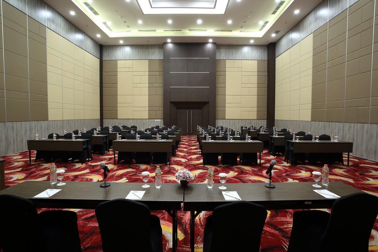 Bigland Hotel & Convention Sentul Богор Екстериор снимка